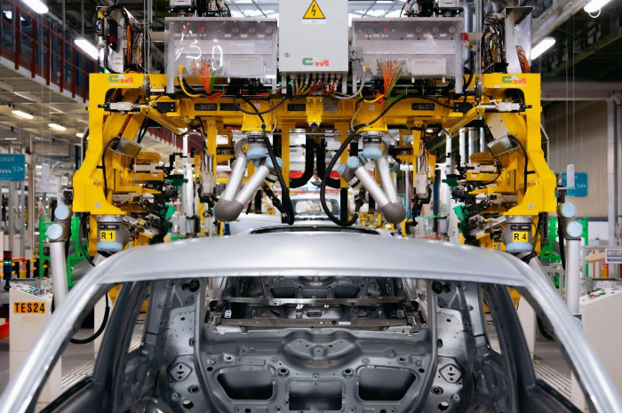 活躍在汽車生產(chǎn)線上的優(yōu)傲協(xié)作機(jī)器人UR10靈活作用大！